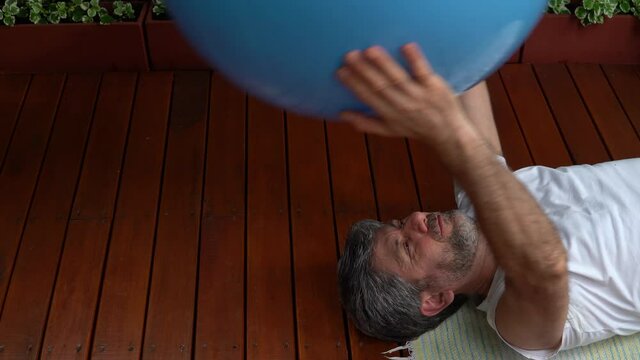 Plano de cerca de hombre haciendo ejercicio en el jard&iacute;n de su casa con ropa deportiva