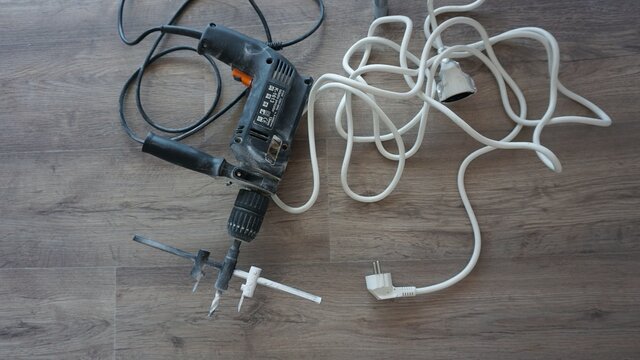 Taladro profesional y cable de alargo para reformas y obras en casa. 