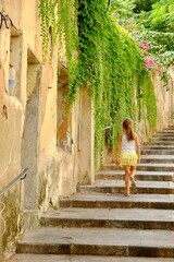 Petite fille et escaliers