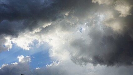 Fondo de cielo con nubes y bonitos rayos de luz