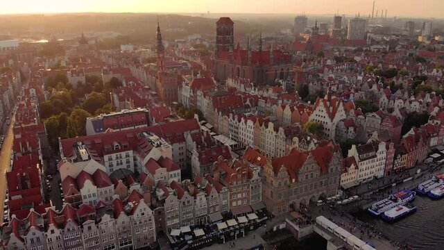 Widok z lotu ptaka na star&oacute;wkę w Gdańsku o zachodzie słońca