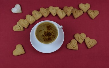 Valentine's day napis z ciasteczek, kawa na walentynkowe powitanie z miłością, ciastka serduszka na czerwonym tle - obrazy, fototapety, plakaty