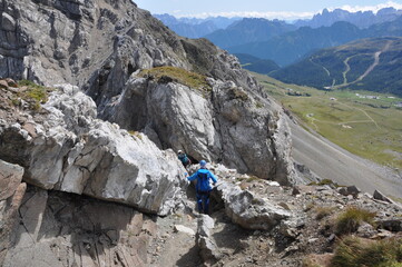 Kobieta schodzi górską granią, Dolomity, Włochy - obrazy, fototapety, plakaty
