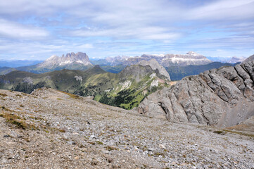 Górska panorama ze szczytem Piz Boe w tle, Włochy - obrazy, fototapety, plakaty