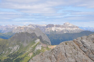 Widok na Piz Boe z górskiego szlaku w Dolomitach, Włochy - obrazy, fototapety, plakaty