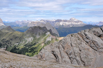 Górska panorama ze szczytem Piz Boe w tle, Włochy