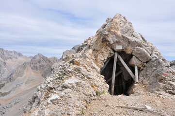 Tunel podparty deskami na via ferracie w Dolomitach, Włochy - obrazy, fototapety, plakaty