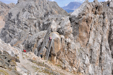 Wspinaczka po drabinie umieszczonej w skałach, Dolomity, Włochy