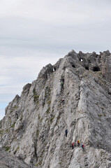 Skalisty szczyt pełen okienek, Dolomity, Włochy - obrazy, fototapety, plakaty