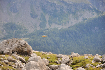 Śmigłowiec leci nad górami, Dolomity, Włochy - obrazy, fototapety, plakaty