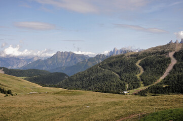Fototapeta na wymiar Sielankowy widok z Dolomitów, Włochy