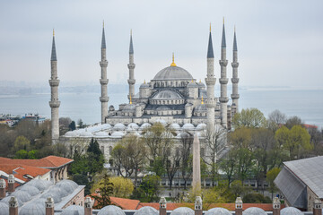 Fototapeta na wymiar View of Famous tourist place the Blue Mosque (Turkish: Sultanahmet mosque), between buildings Istanbul, Turkey