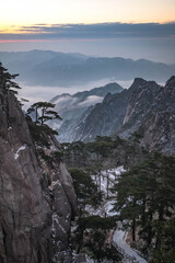 Blick auf die Wolken und die Kiefer auf den Berggipfeln des Huangshan-Nationalparks, China. Landschaft des Berges Huangshan der Wintersaison.