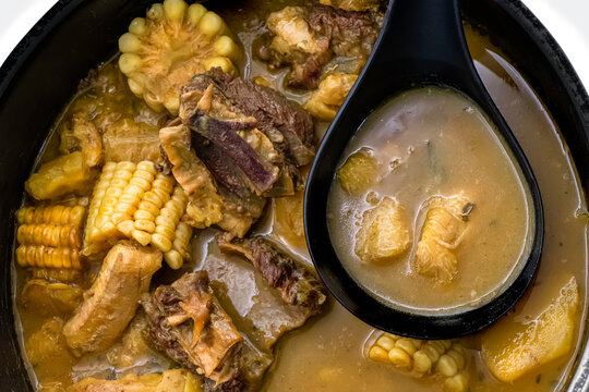 Detalle sancocho de costilla plato t&iacute;pico colombiano