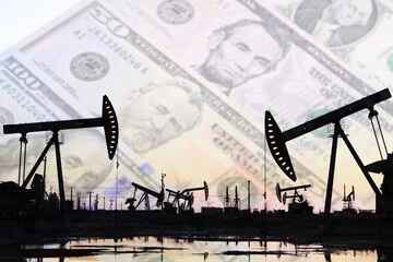 Obraz premium Oil pump on background of US dollar
