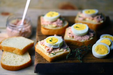 Sandwiches with cod caviar, butter and egg. Healthy high-calorie breakfast. The keto diet.