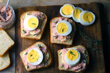 Sandwiches with cod caviar, butter and egg. Healthy high-calorie breakfast. The keto diet.