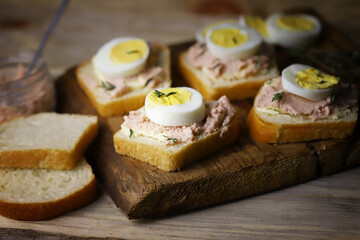 Sandwiches with cod caviar, butter and egg. Healthy high-calorie breakfast. The keto diet.