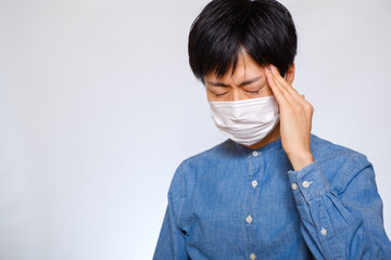 マスクをして頭を押さえる男性 風邪 偏頭痛 Wall Mural Rummy Rummy