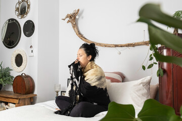 Femme sur son lit qui vit un moment difficile