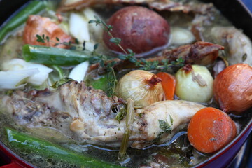 具だくさんのチキンスープを煮込み中