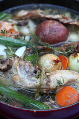 具だくさんのチキンスープを煮込み中