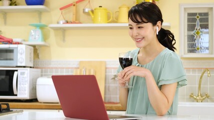 オンラインで飲み会をする女性