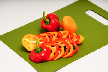 スライスされた赤と黄色のパプリカ