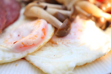 マッシュルームを添えた目玉焼き