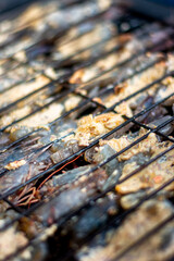 camarones partidos por la mitad  a la mantequilla  preparados y acomodados en el grill por manos de...