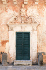 Fototapeta na wymiar Porta d'ingresso con fregi - Gallipoli - Salento