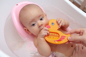 Temperature control with a thermometer in the bathroom when bathing a newborn