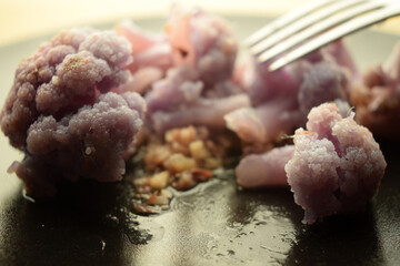 Cavolfiore viola con acciughe e aglio ft2101_0028 Cauliflower with garlic and anchovies