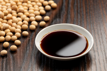 醤油を小皿に注ぎ入れる