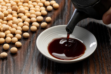 醤油を小皿に注ぎ入れる