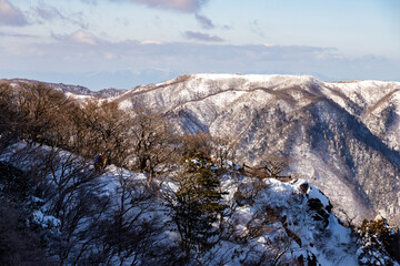 Fototapeta na wymiar 御在所岳から冠雪した鈴鹿の奥座敷イブネを眺める