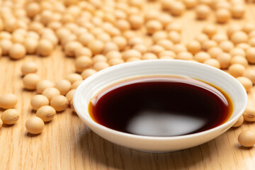 醤油を小皿に注ぎ入れる