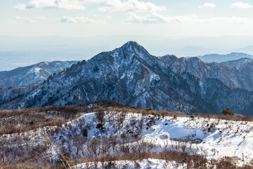 冠雪した2021年お正月の鎌ヶ岳を御在所岳山頂より眺める