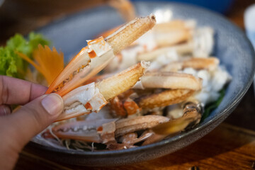 Steamed crab is carved out successfully on hand