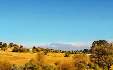 Obraz premium Paisaje con volcán 