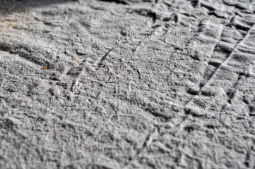 Faltiger Stoff grau mit starkem kontrast als design hintergrund