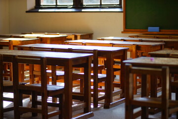 ノスタルジックな小学校の教室の机と椅子
