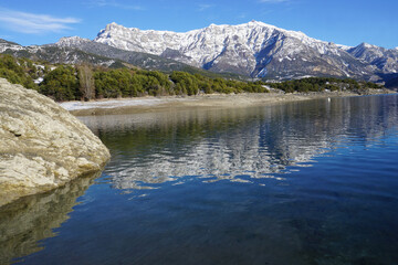 Fototapeta na wymiar mirror reflection of the mountains in Serre Ponçon lake, France on a cold winter day