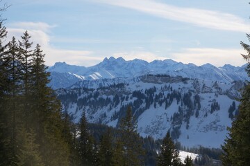 Naklejka na ściany i meble Winterliche Landschaft der schneebedeckten bayerischen Alpen vor blauem Himmel im Sonnelicht