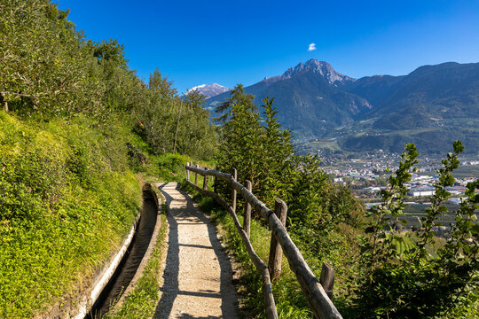 Auf dem Marlinger Waalweg &uuml;ber Meran, S&uuml;dtirol
