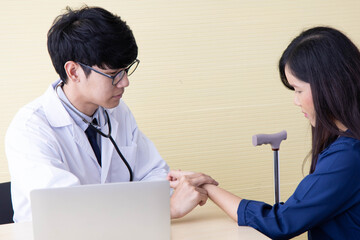 The woman came to see the doctor. The doctor measures the pulse of the patient.