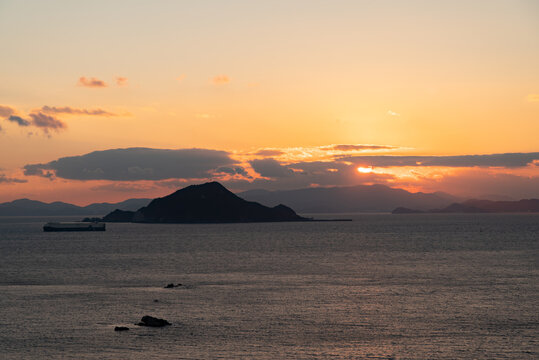 神島沖に沈む夕日（伊良湖岬より撮影）
