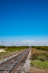 Obraz premium 田舎のまっすぐ続く線路