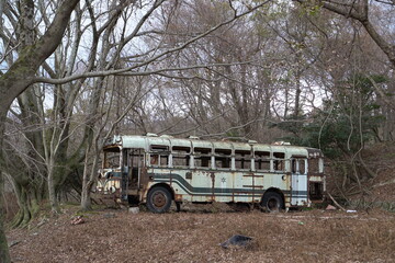 壊れた古いバス