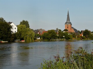 Obraz premium Panorama mit St.-Petri-Kirche und Fluss in Osten a.d. Oste